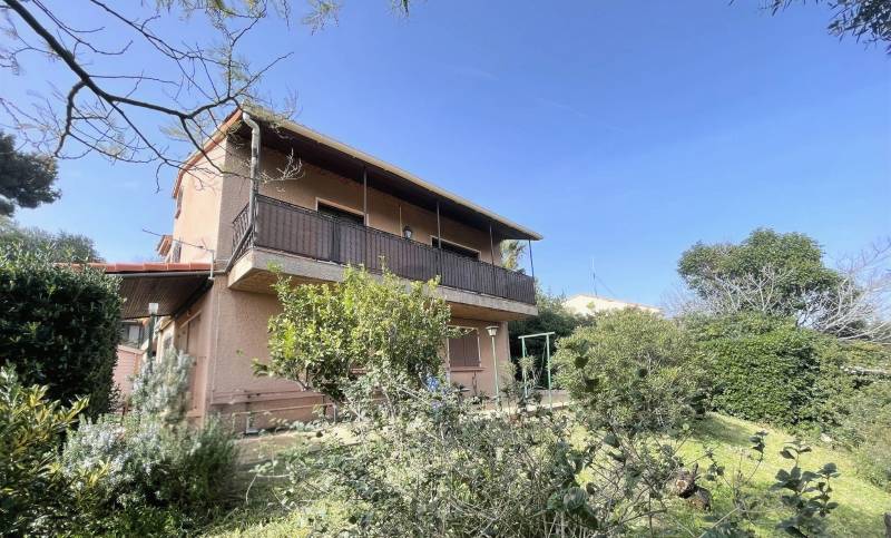 Maison d'habitation familiale divisée en deux appartements à vendre à Six-Fours, Avenue de la Collégiale