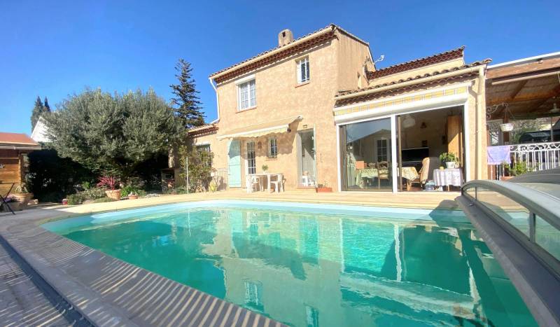 Maison traditionnelle et individuelle avec piscine et garage à vendre sur les hauteurs des Lônes à Six-Fours