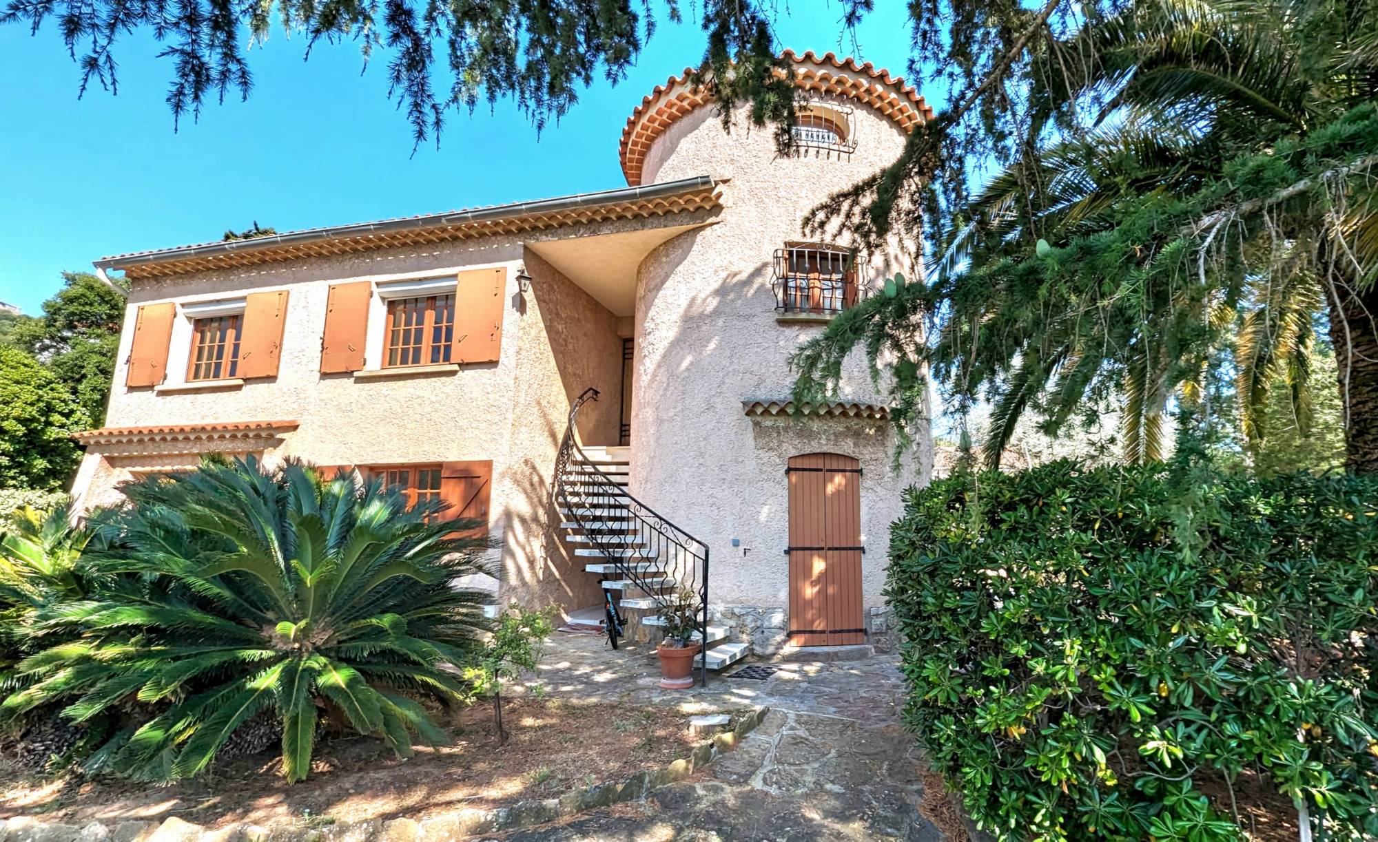 Charmante villa provençale avec jardin exotique à vendre à proximité de l'Avenue de la Mer