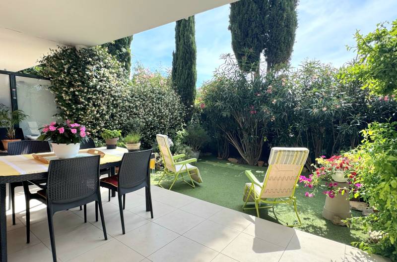 Appartement en rez-de-jardin avec parking privatif est à vendre par notre agence immobilière secteur de la gare à Sanary 