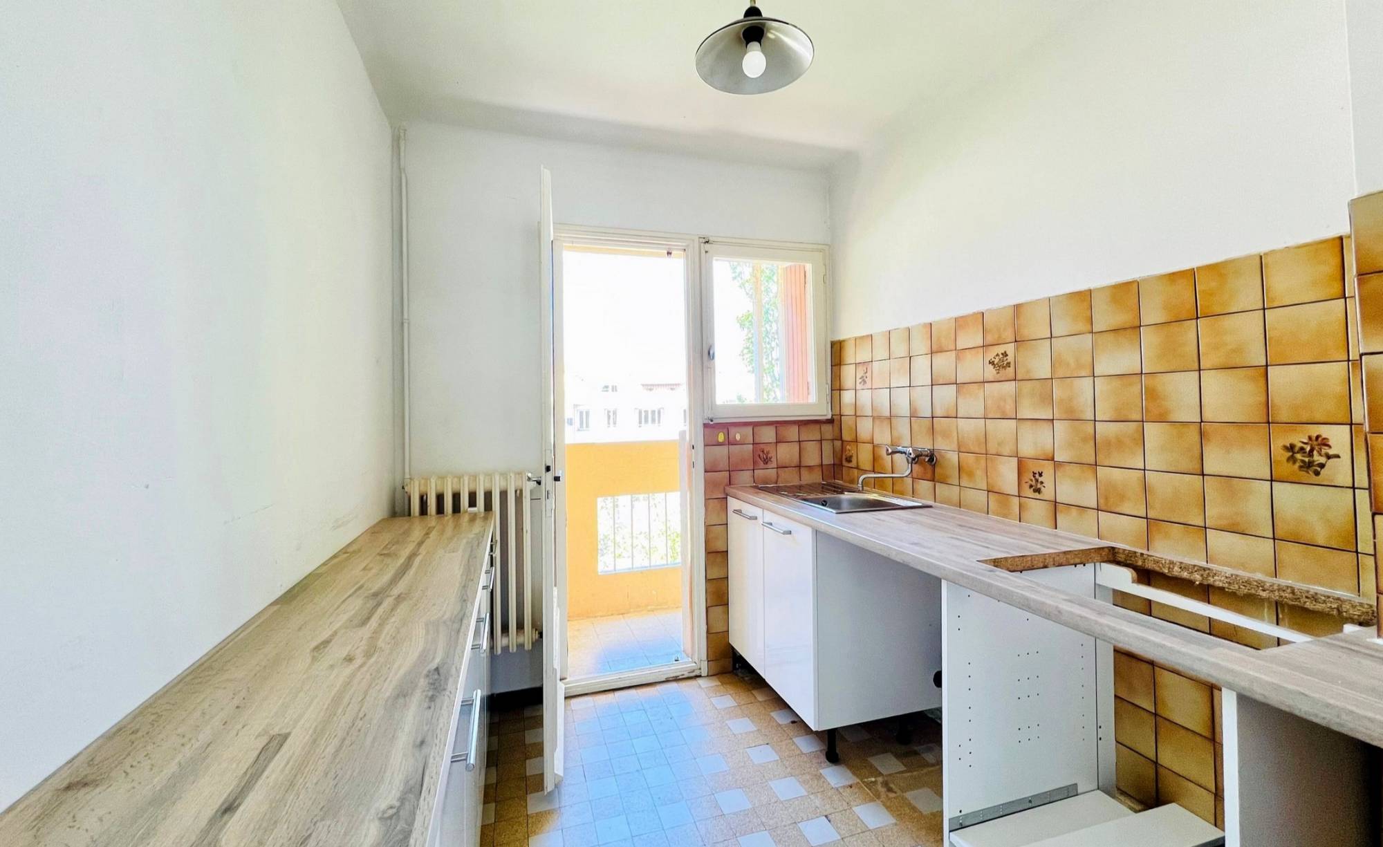 Appartement 3 pièces avec balcon et vue mer à vendre Impasse des Prés à Six-Fours, quartier les Lônes