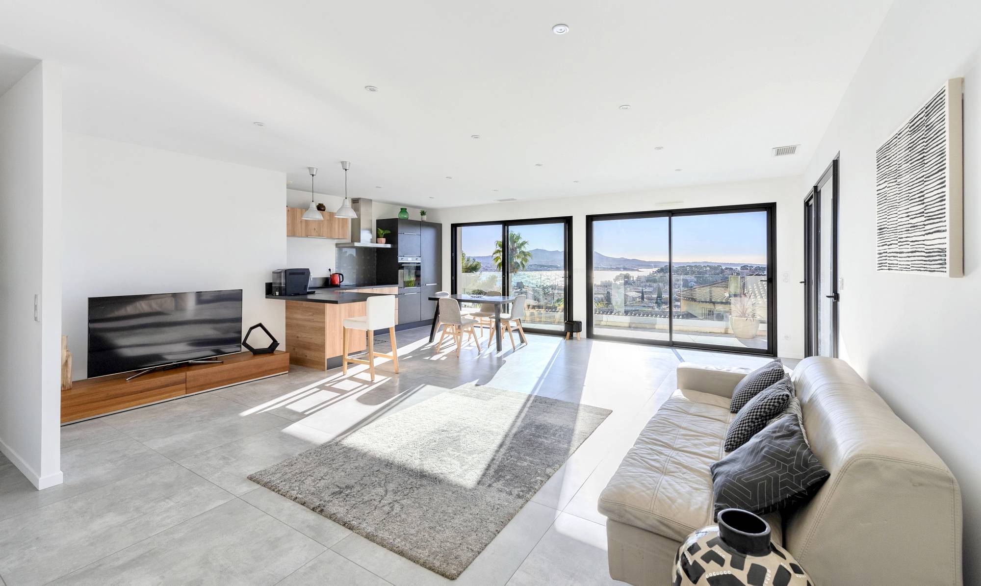 Appartement de luxe avec grande terrasse à vendre à cinq minutes à pied du Port de Sanary