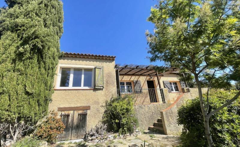 Maison 4 pièces de plain-pied à moderniser à vendre par notre agence immobilière à Bandol
